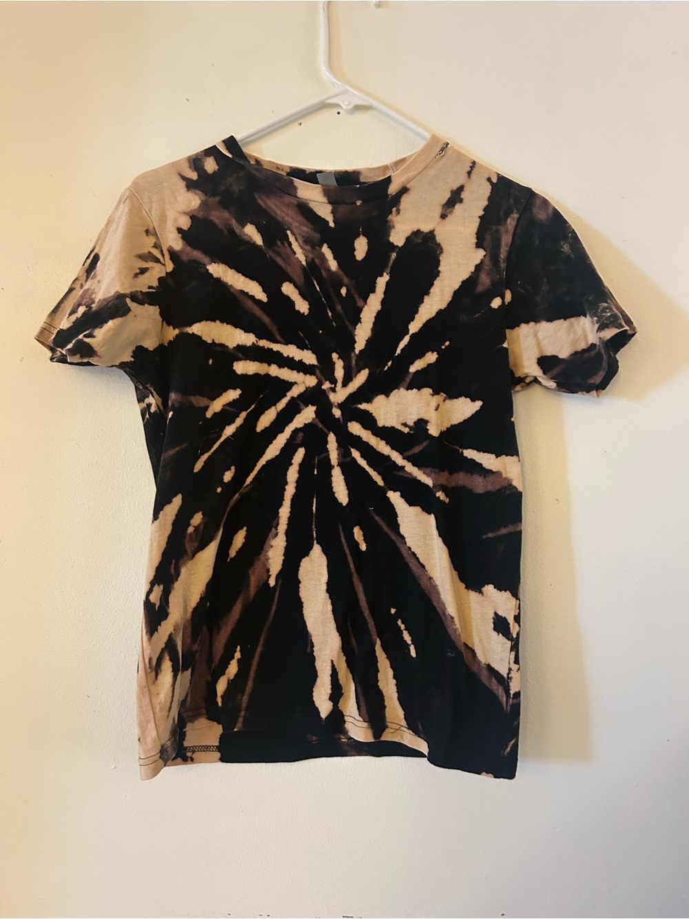 Women's Spiral Tie-Dye Short Sleeve Tee in Black & Tan